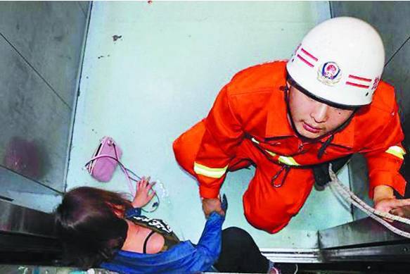 深圳女护士被电梯夹死