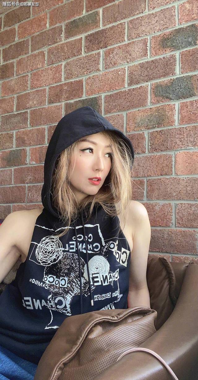 郑秀文晒刮痧照片