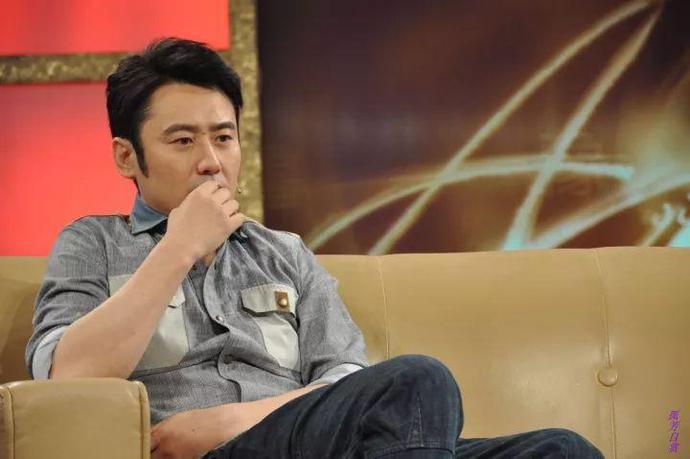 文章被曝开酒吧维持生计