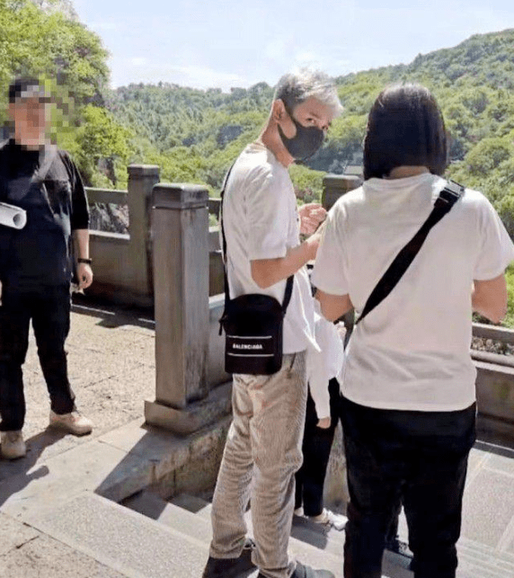 文章被曝开酒吧维持生计