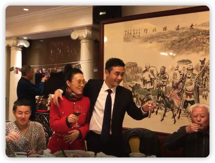 吴琼带小15岁老公聚餐