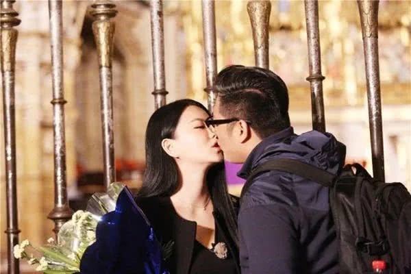 王岳伦就与女子举止亲密道歉