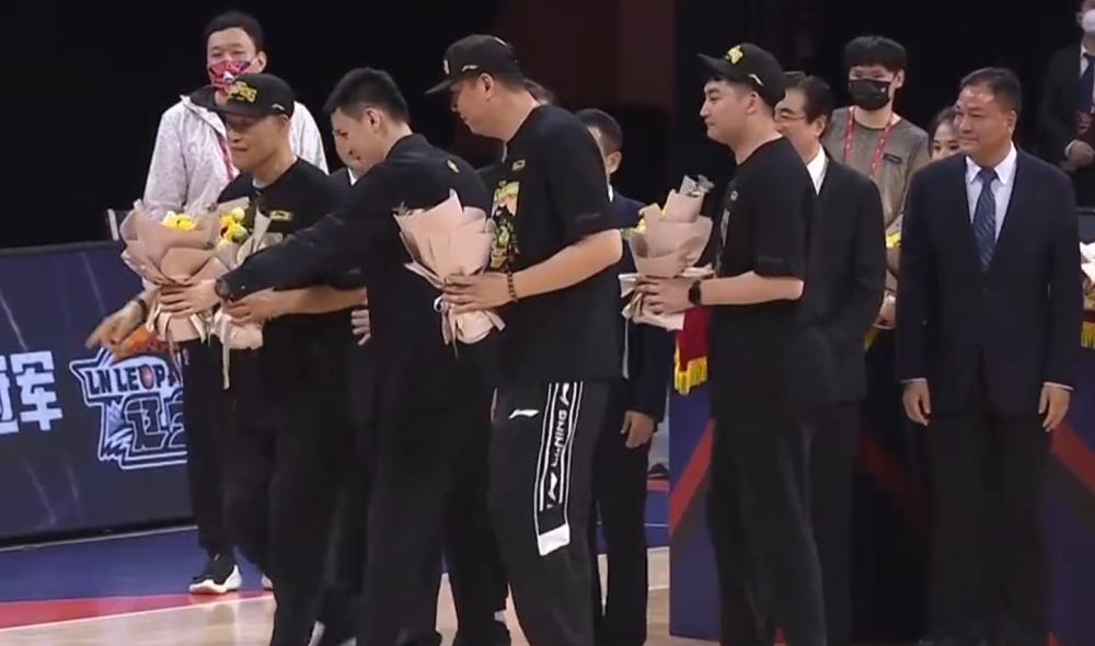 杨鸣把金牌让给蒋兴权指导