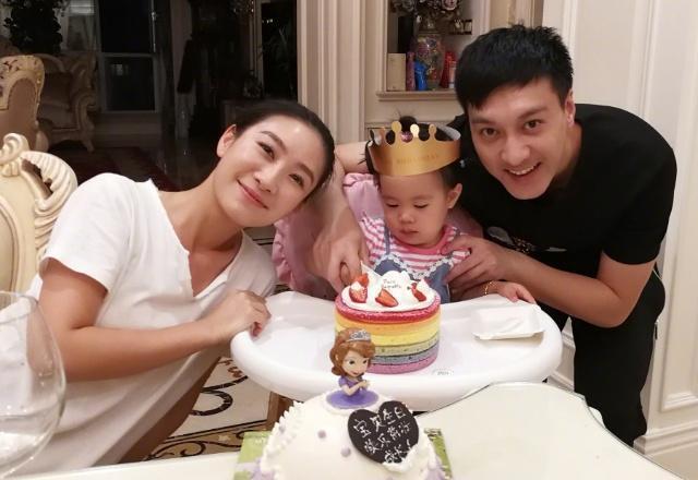 陶昕然与男友领证 陶昕然与男友领证