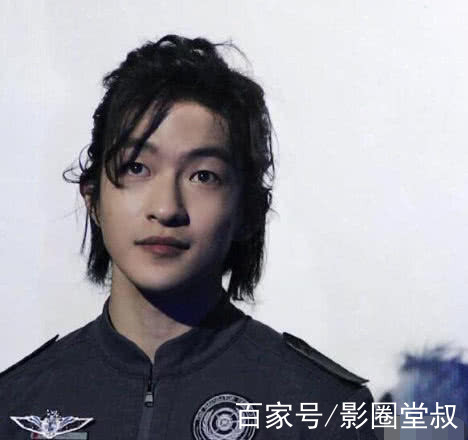 屈楚萧咖喱酱疑曝恋情的复杂引见