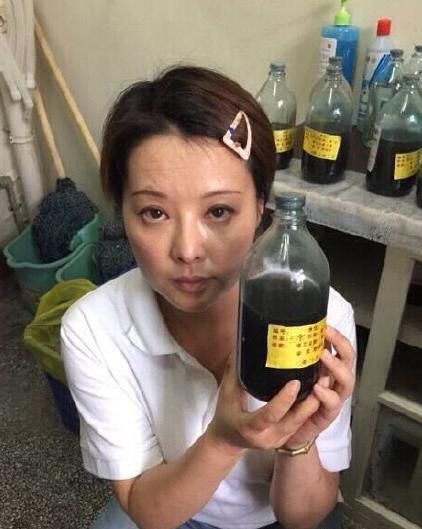 袁立素颜现身病院