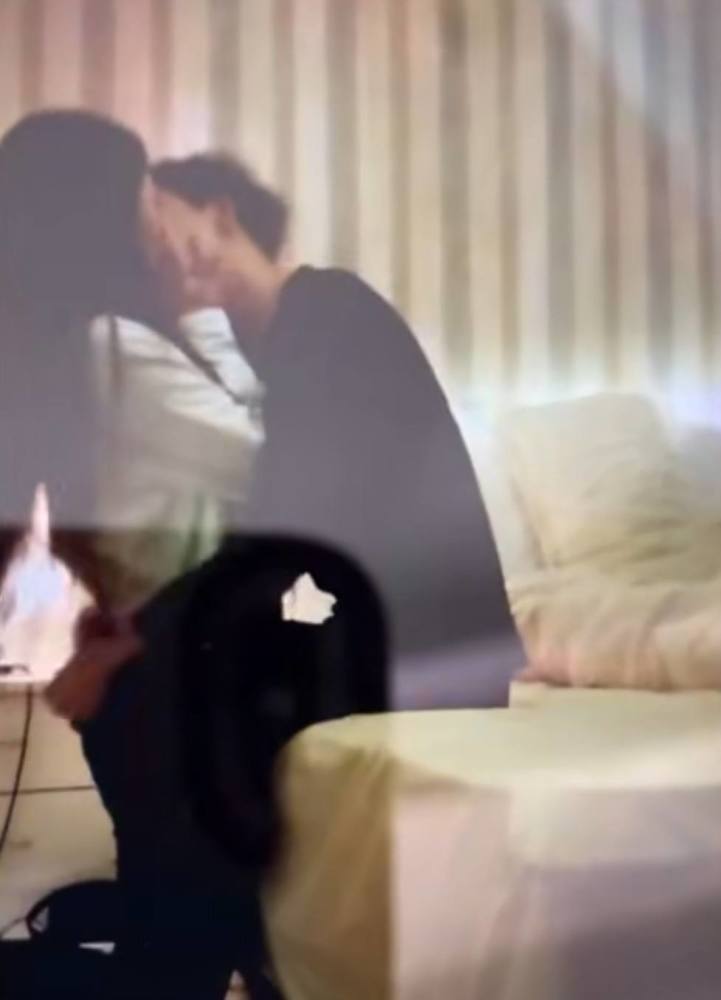 姚明显与女生亲吻