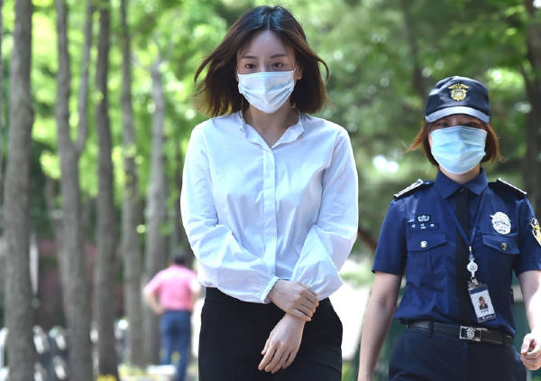 黄荷娜被判缓刑
