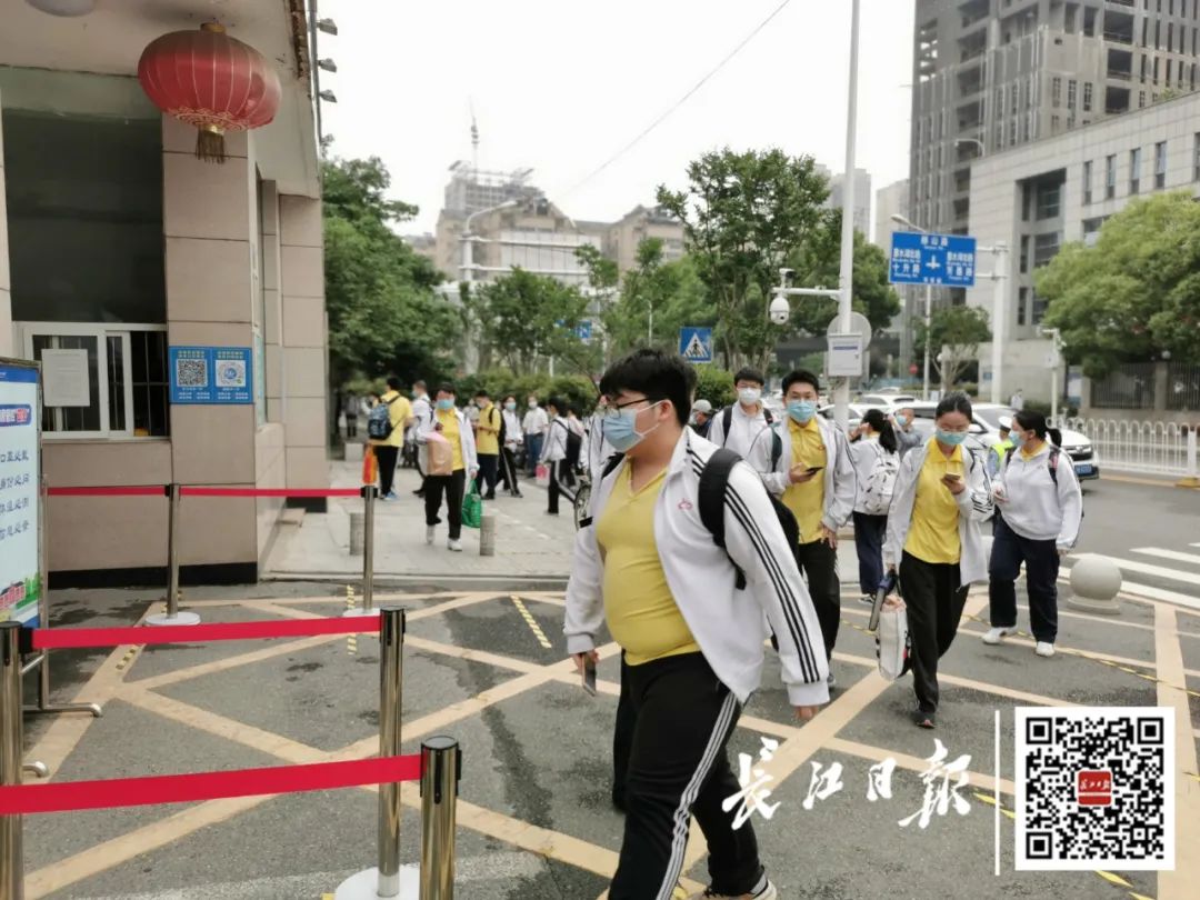 对于武汉17中上演课堂门的信息 对于武汉17中上演课堂门的信息