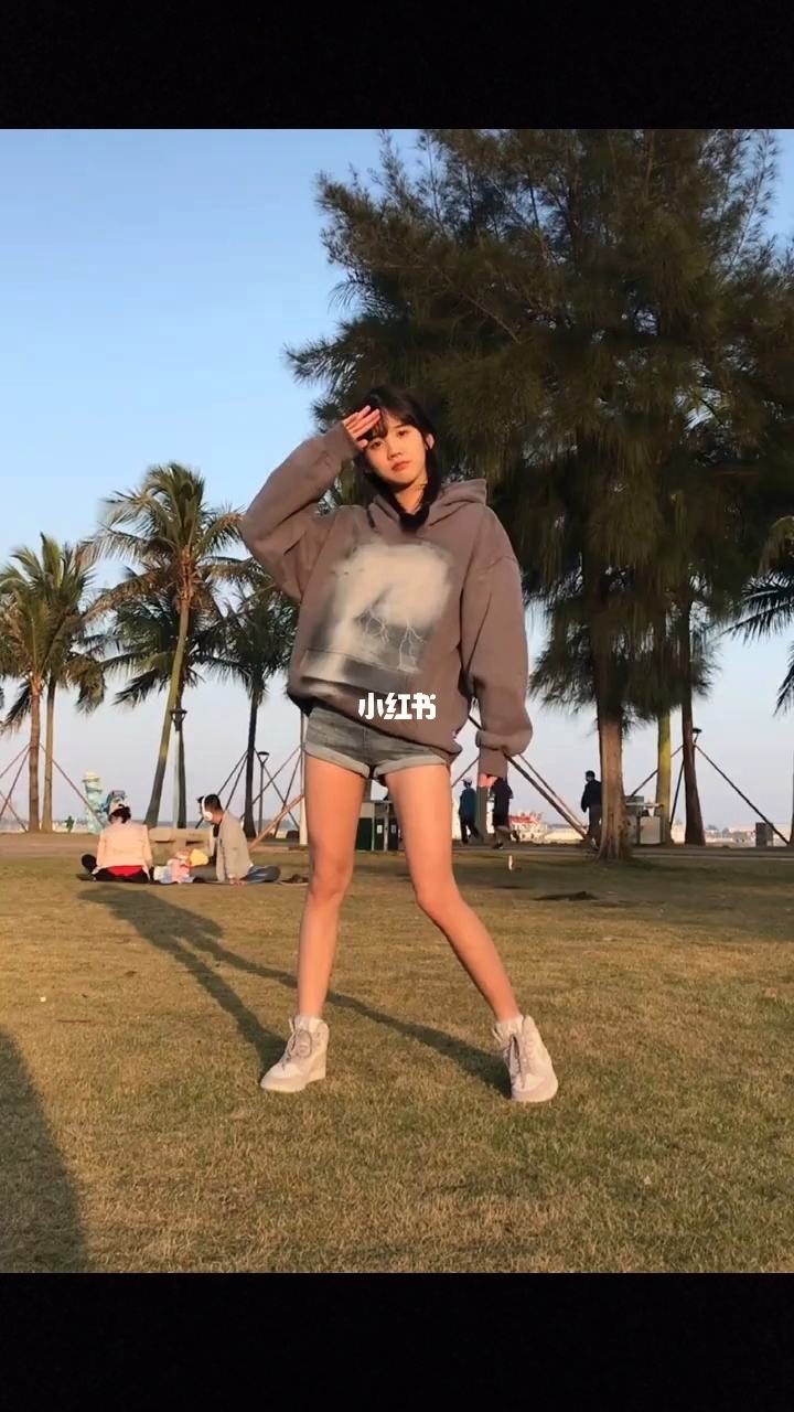 井川里予吃热狗红肠