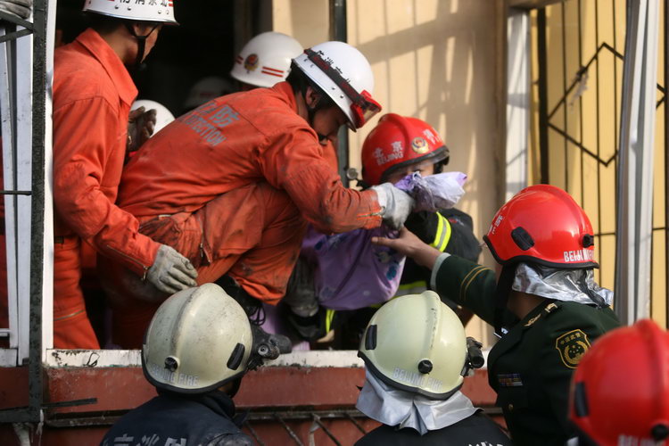 沈阳一门市产生爆炸有救火员受伤