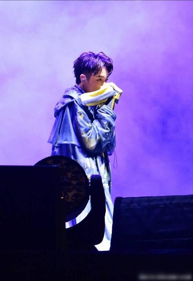吴青峰张悬