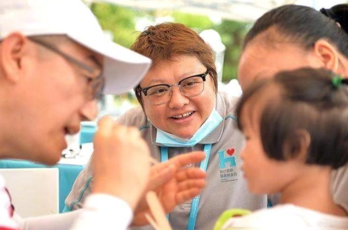 韩红暴瘦后罕现身