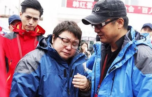 韩红暴瘦后罕现身