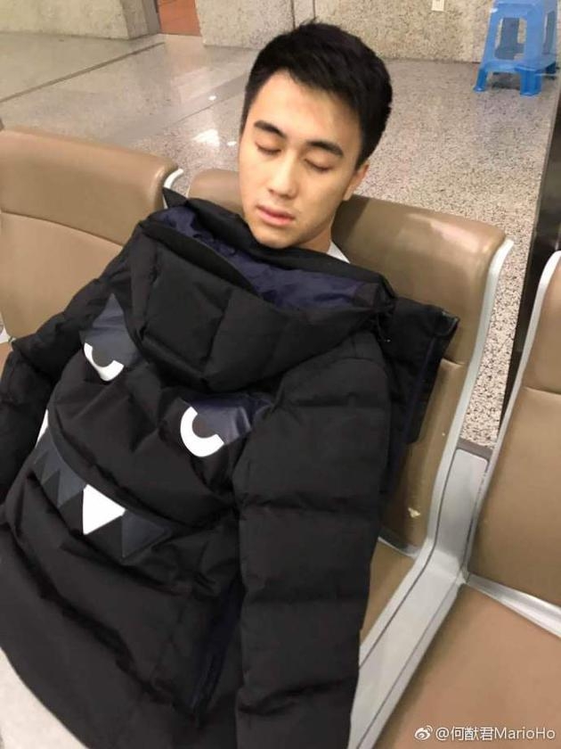 何猷君回应与qg任务人员抵触的复杂引见 何猷君回应与qg任务人员抵触的复杂引见