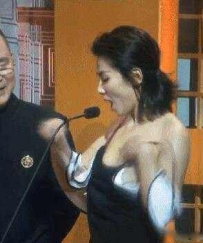 刘涛肩带滑落