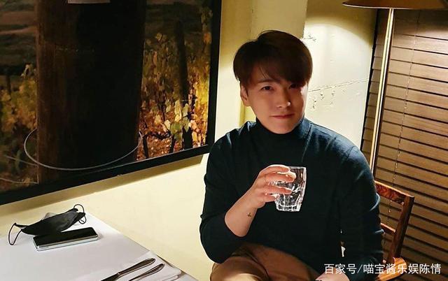 李晟敏与妻子接吻拉票