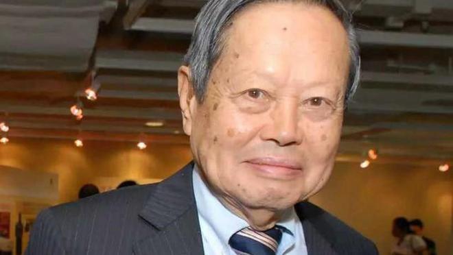 传杨振宁归天假消息博主报歉的复杂引见