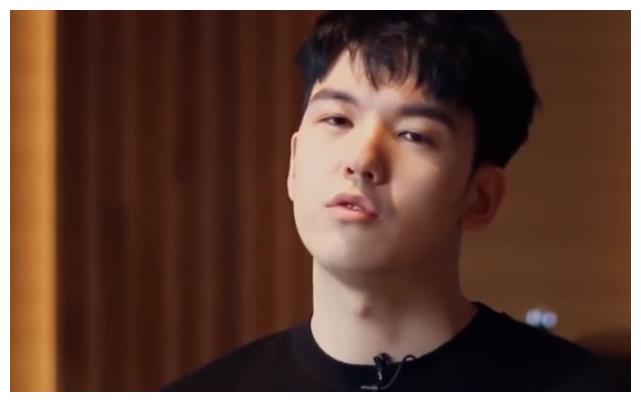 仝卓直播说错了什么的复杂引见