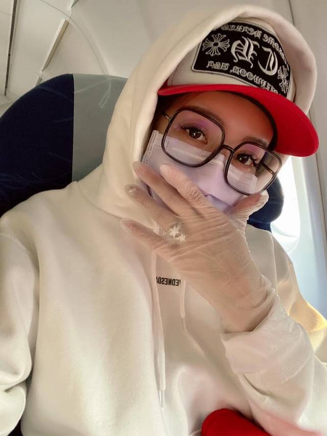 宋妍霏我妈一团体坐飞机走了