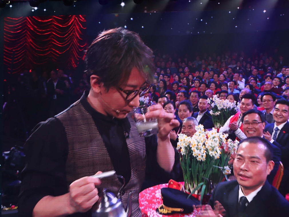 刘谦膜拜日本天皇事件