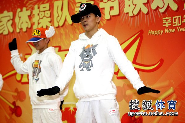 江钰源和陈一冰接吻