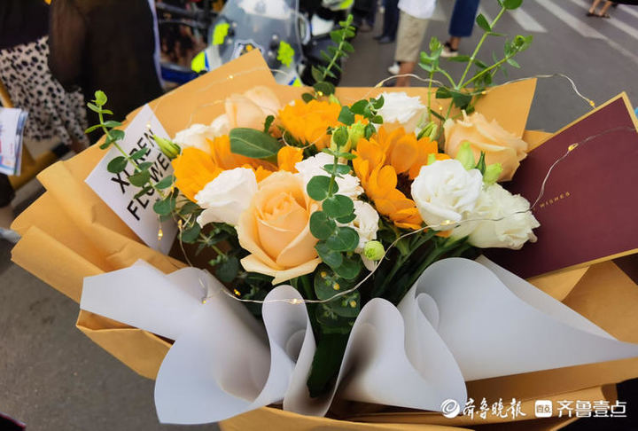 包括男子痔疮手术后损友拉横幅送花庆祝的词条