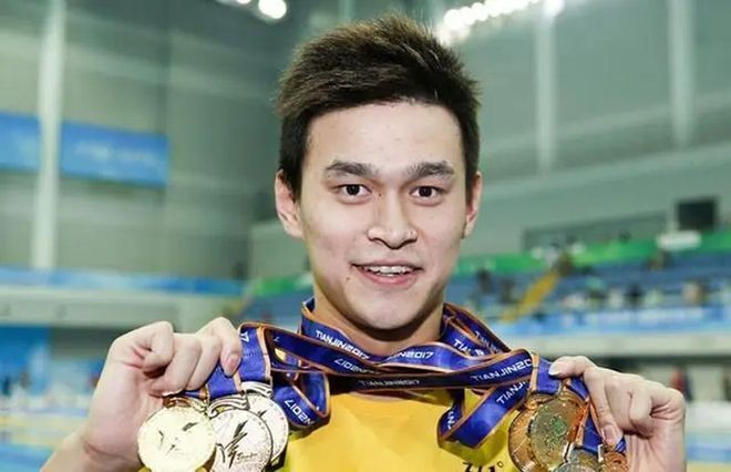 孙杨与泳池渐行渐远