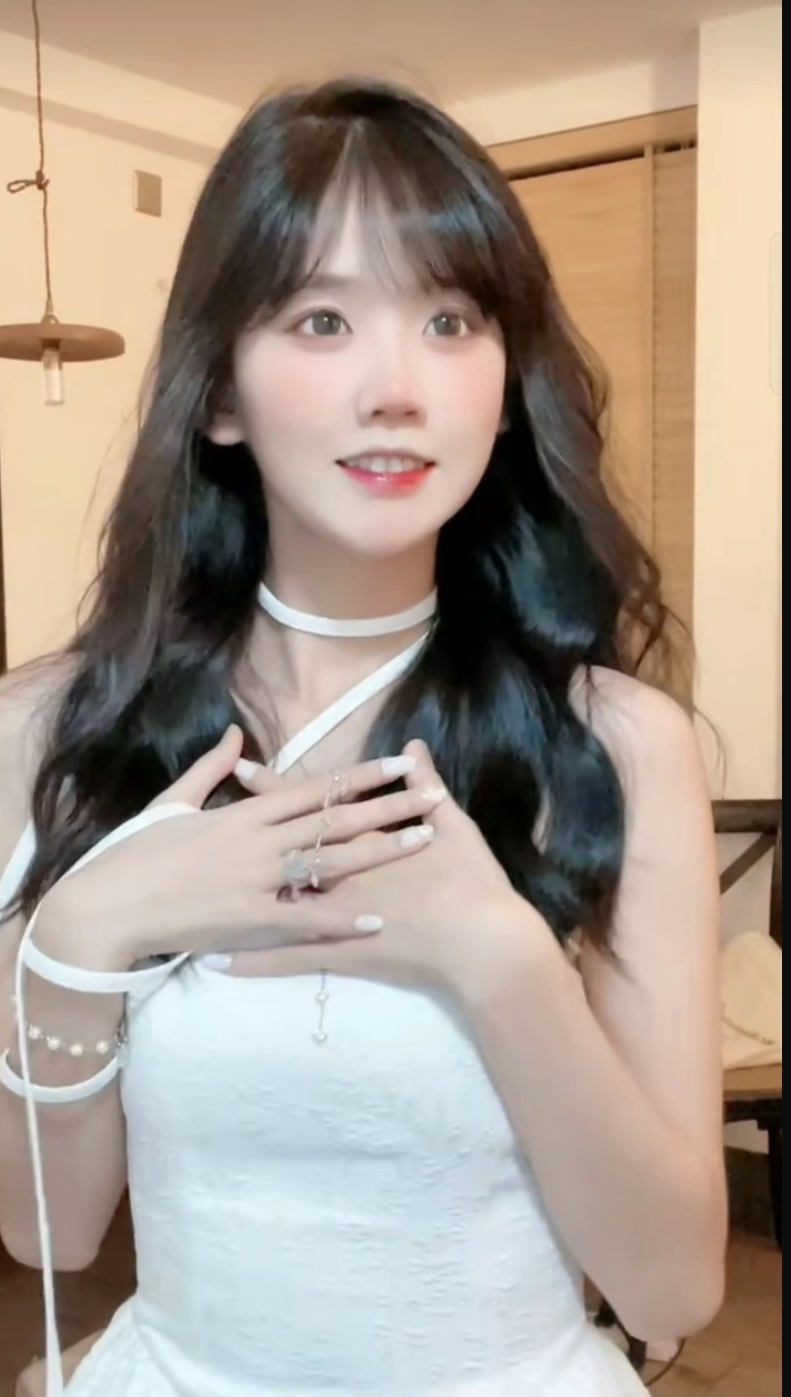 井川里予吃红肠 井川里予吃红肠