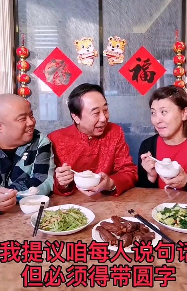 冯巩在街上列队买元宵 冯巩在街上列队买元宵