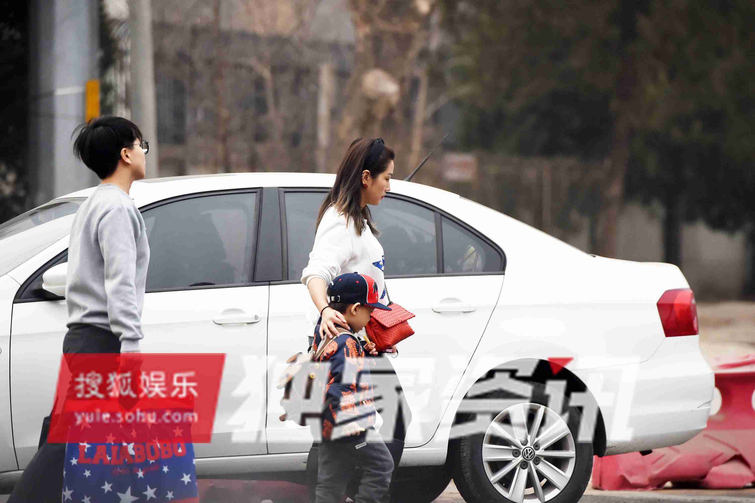 何洁被曝掉业独自拉扯四个娃的复杂引见 何洁被曝掉业独自拉扯四个娃的复杂引见