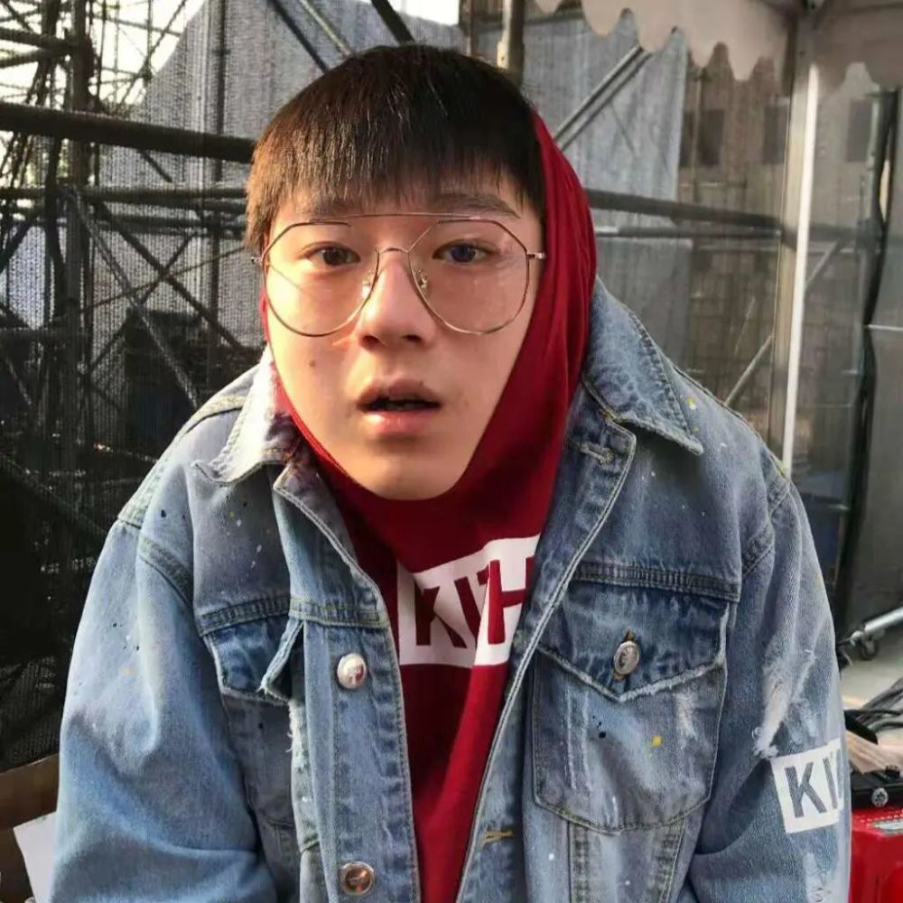 王以太被男不雅众喷香槟
