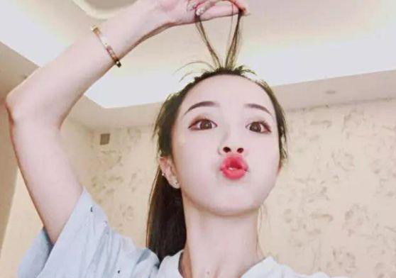 网红莉哥唱国歌
