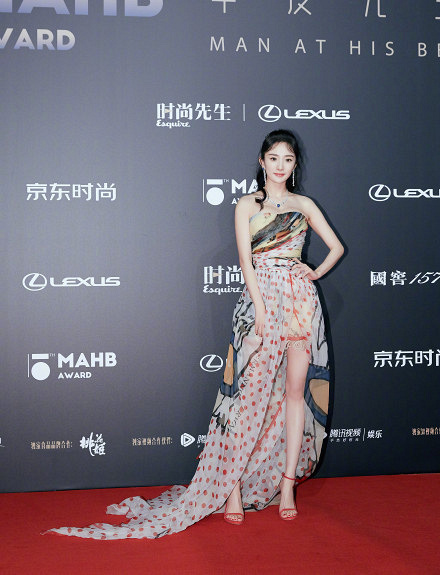 杨幂零下穿薄纱