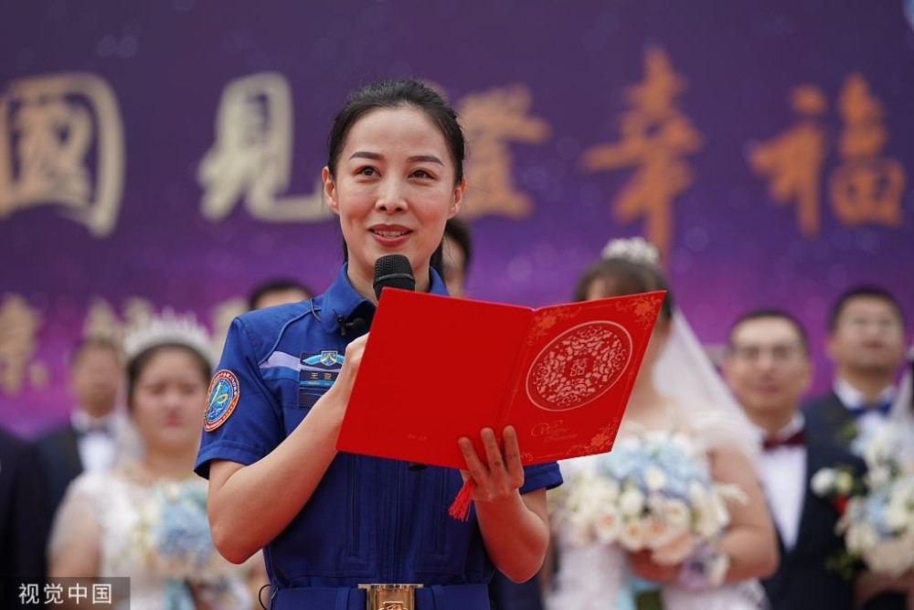 王亚平与赵鹏的成婚照