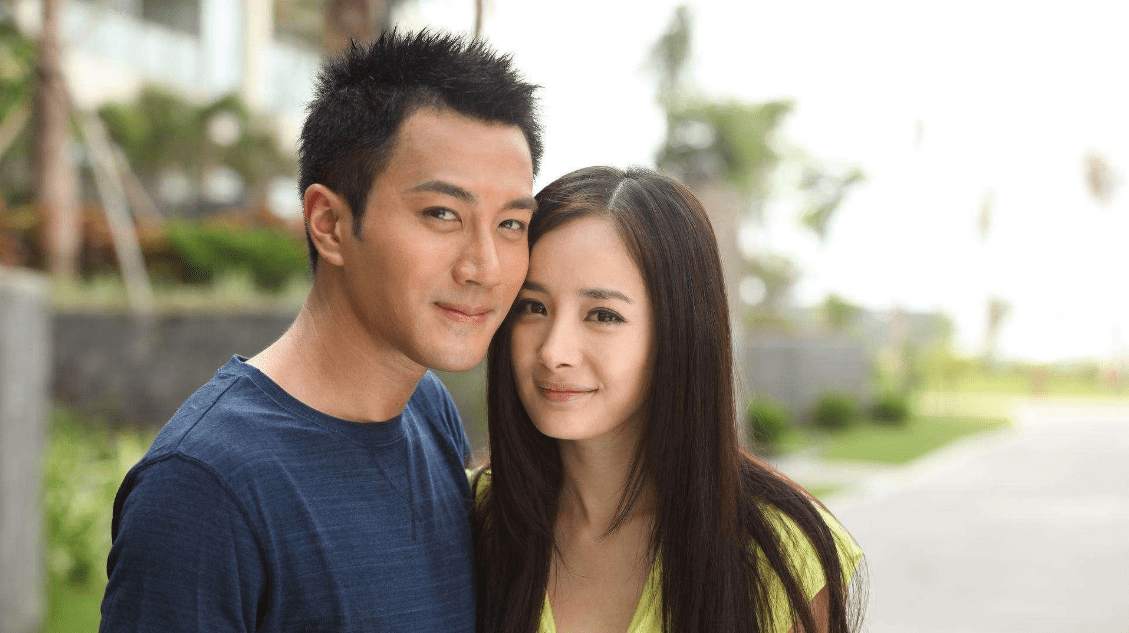 杨幂与年轻男子同回小区