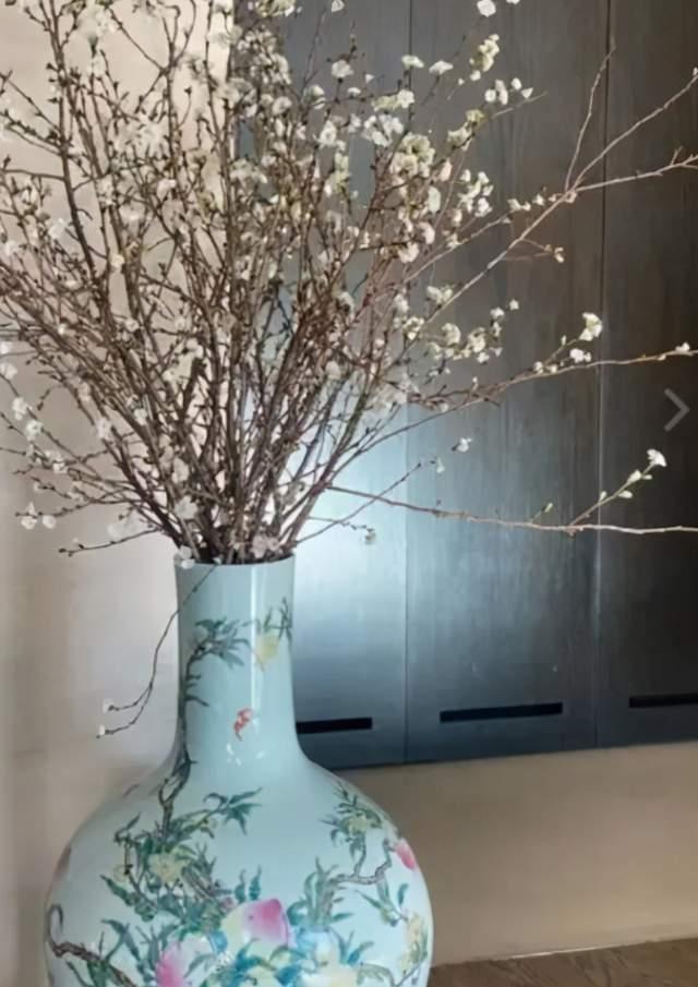 刘嘉玲拿骨董插花 刘嘉玲拿骨董插花
