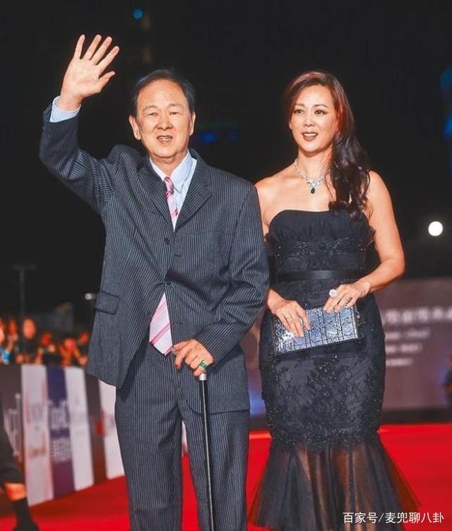 歌手王馨平晒照为曾江庆生的复杂引见 歌手王馨平晒照为曾江庆生的复杂引见