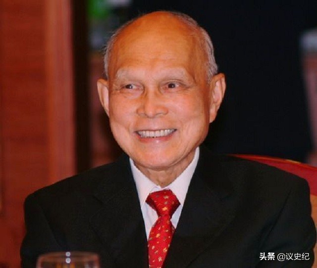 享受国葬的三个香港人
