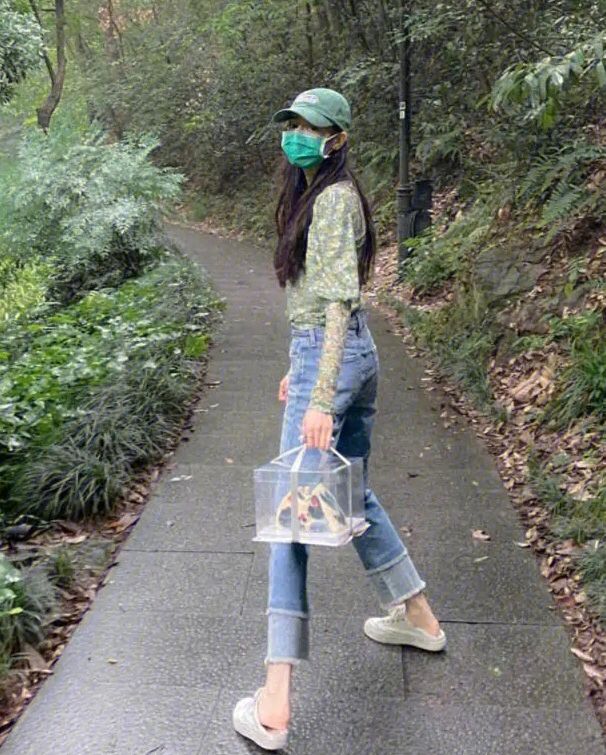 迪丽热巴晒游客照