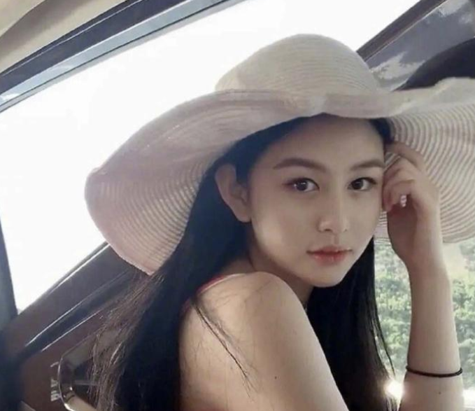 邱淑贞女儿沈月晒美照