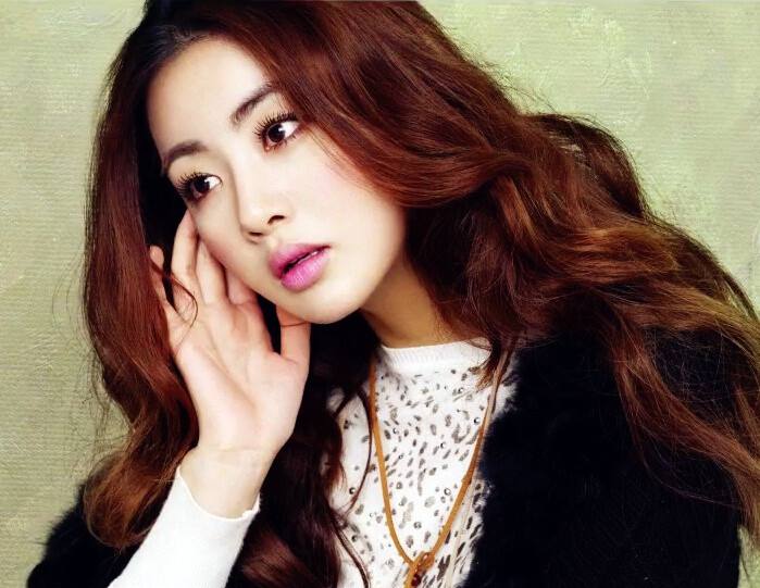 韩国演员姜素拉产女