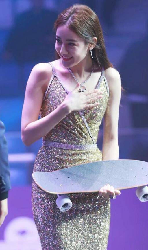 迪丽热巴胸口风光