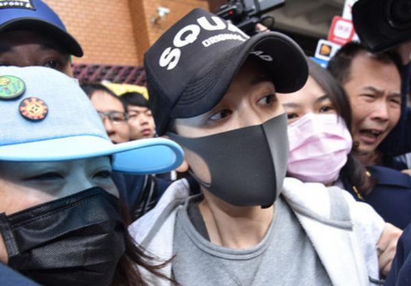 李孝利林允儿为没戴口罩道歉