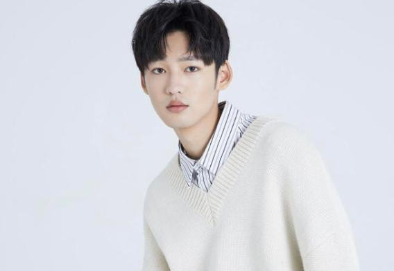 李浩菲付伟伦陌头拥吻 李浩菲付伟伦陌头拥吻