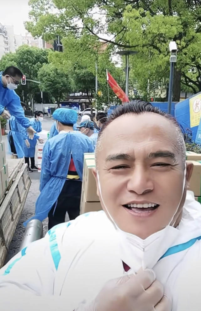 演员陈龙继当志愿者后又为住民剃头
