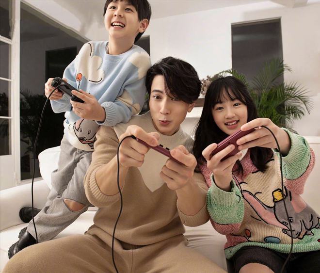吴尊和同学合照像两辈人 吴尊和同学合照像两辈人