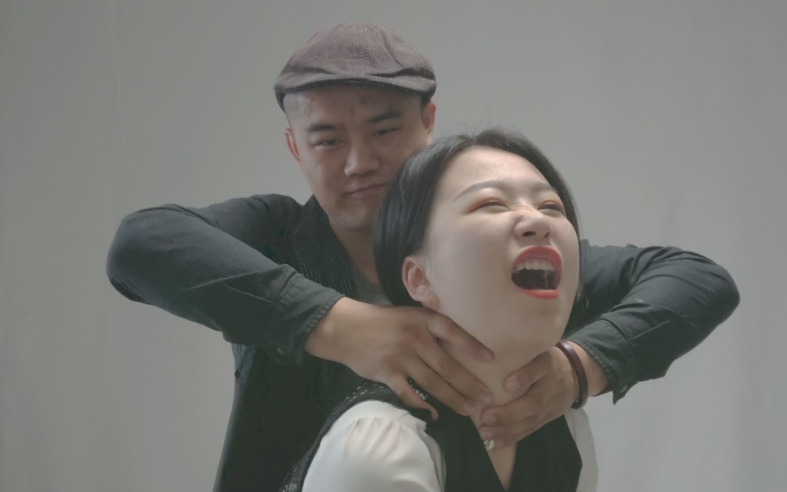 美女被掐