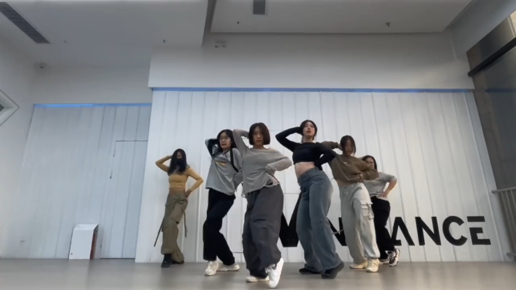 女生跳舞