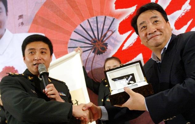 侯耀华捐钱30元 侯耀华捐钱30元视频播放 